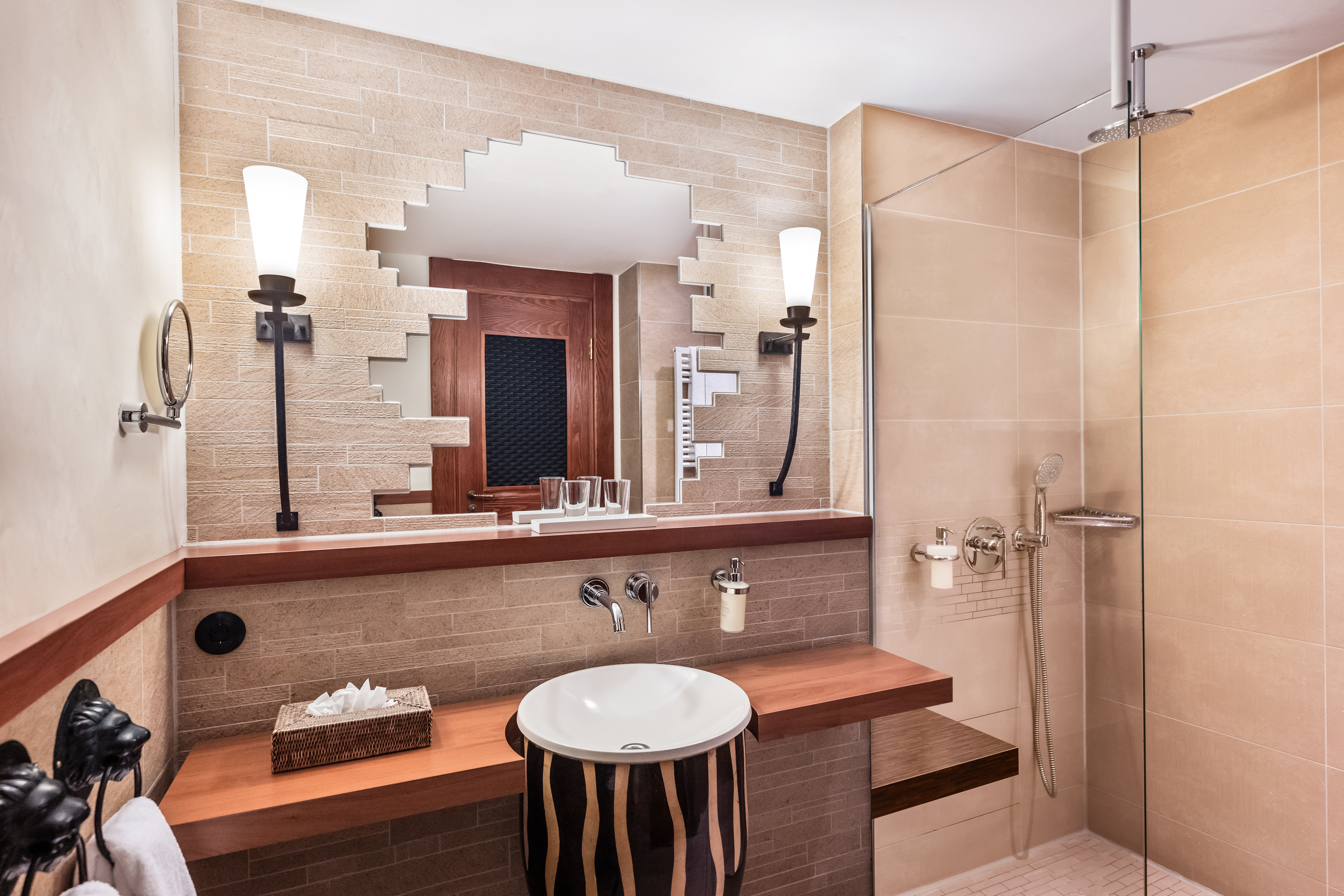 Exotisch inspiriertes Badezimmer im Park-Hotel Hagenbeck – Naturstein trifft Designkomfort