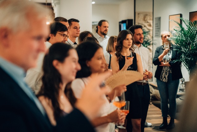 Aufmerksames Publikum bei der Vernissage von Robin Cruise