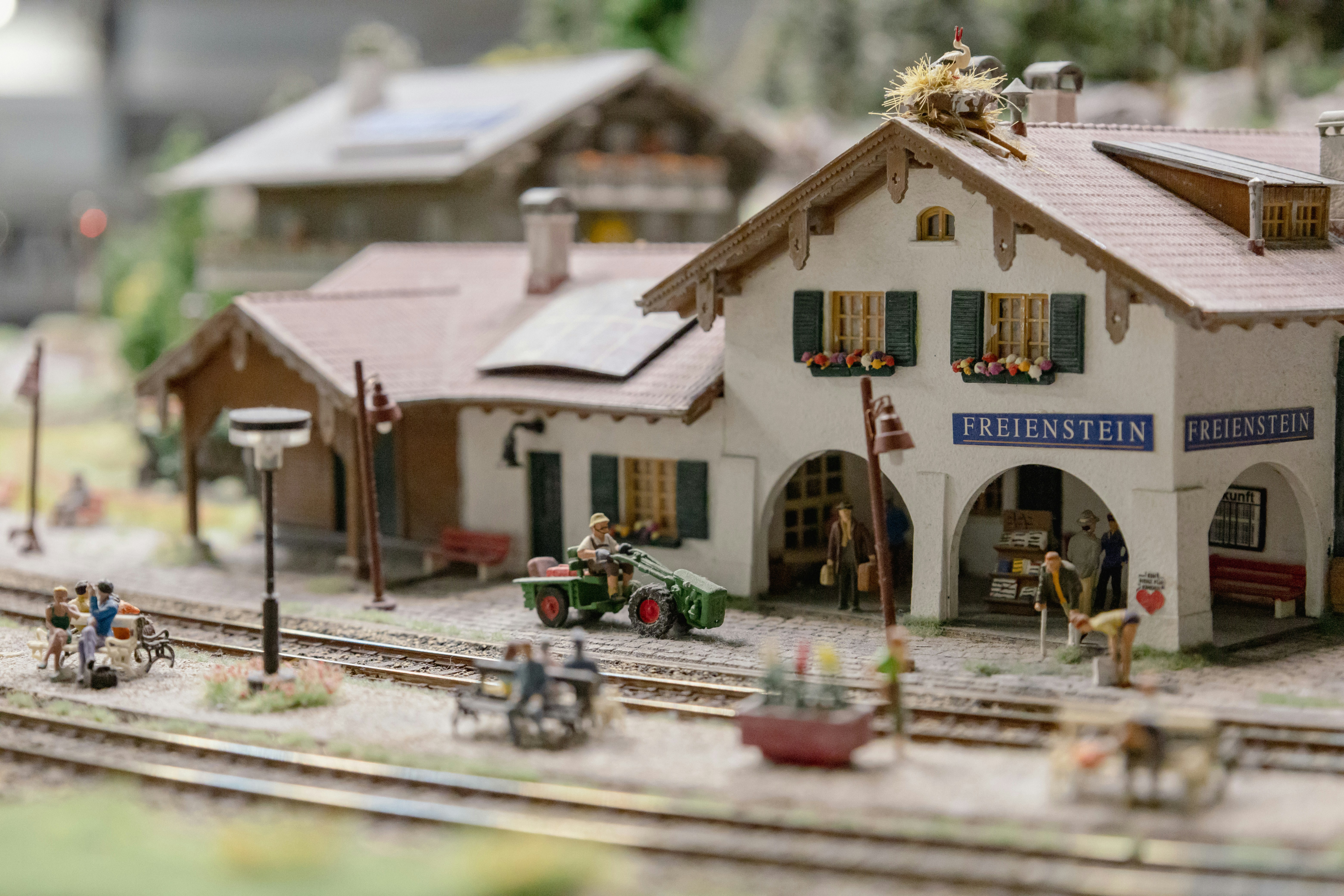 Miniatur-Bahnhof mit Figuren, Gleisen und liebevollen Details im Miniatur Wunderland Hamburg