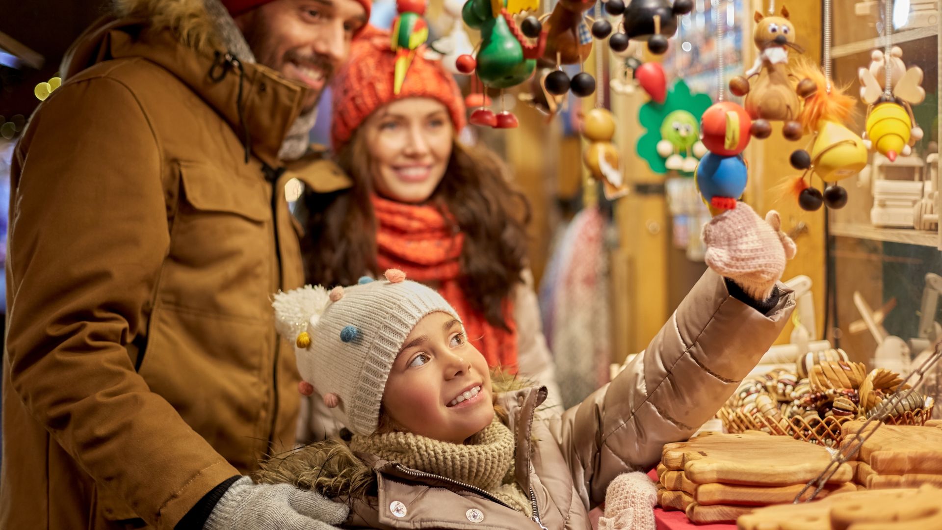 Familie mit Kind beim Stöbern auf dem Weihnachtsmarkt in Hamburg