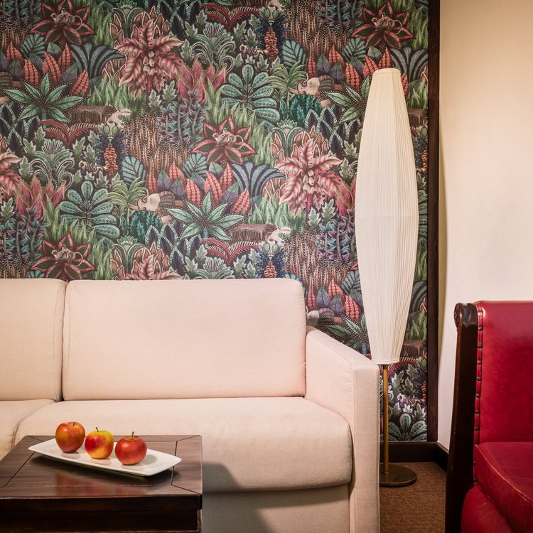 Moderner Sitzbereich im Park-Hotel Hagenbeck – Farbakzente mit Wohlfühlfaktor