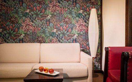 Moderner Sitzbereich im Park-Hotel Hagenbeck – Farbakzente mit Wohlfühlfaktor