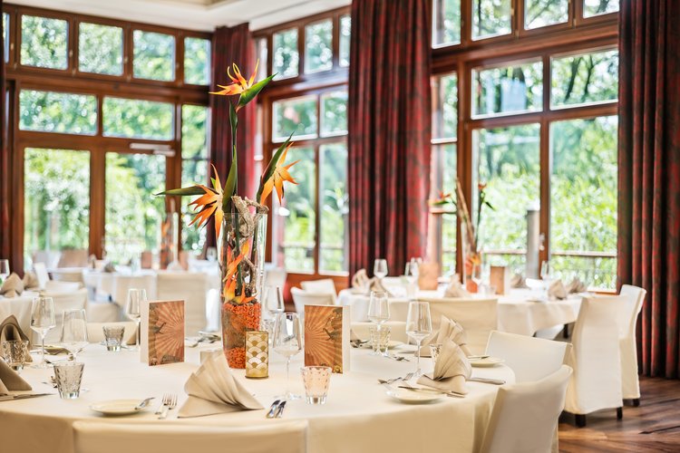 Festlich eingedeckter Carl-Hagenbeck-Saal im Park-Hotel Hagenbeck mit Blick ins Grüne – ideal für Hochzeiten und Events
