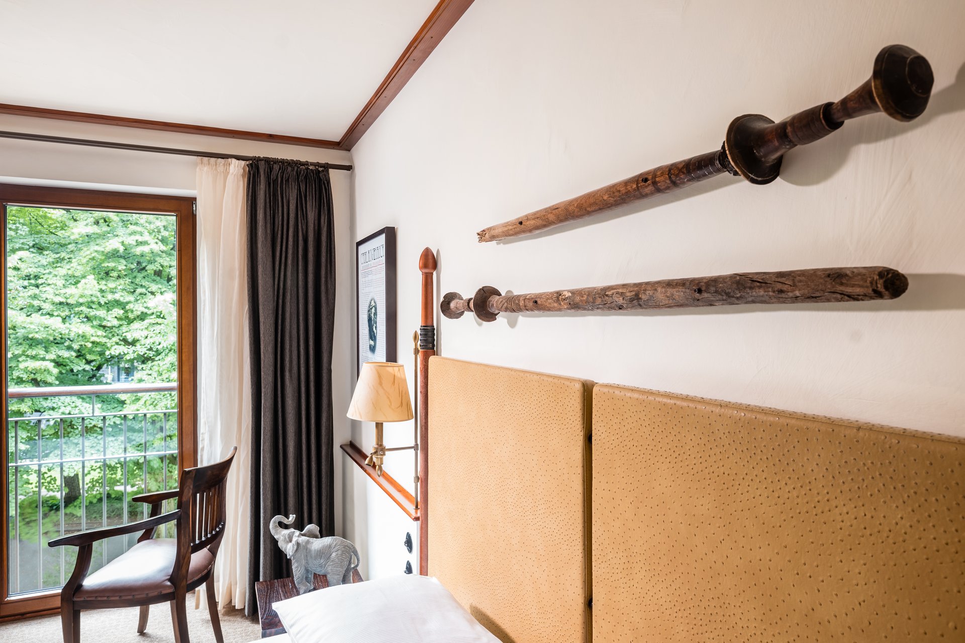 Stilvolles Hotelzimmer im Landhausstil – mit Balkonblick ins Grüne