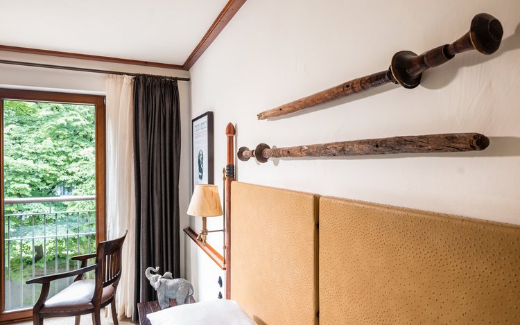 Stilvolles Hotelzimmer im Landhausstil – mit Balkonblick ins Grüne