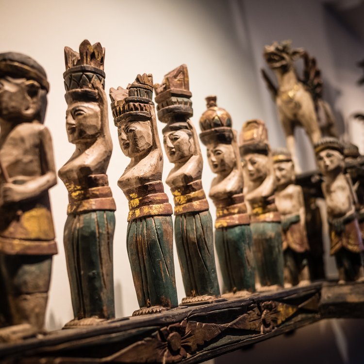 Traditionelle Holzfiguren im asiatischen Stil im Park-Hotel Hagenbeck