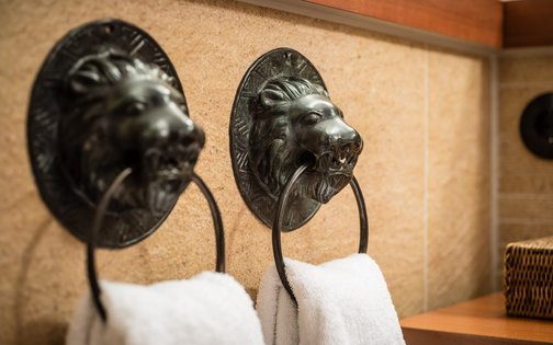 Stilvolles Hoteldetail im Park-Hotel Hagenbeck – Löwenkopf-Handtuchhalter mit Charakter