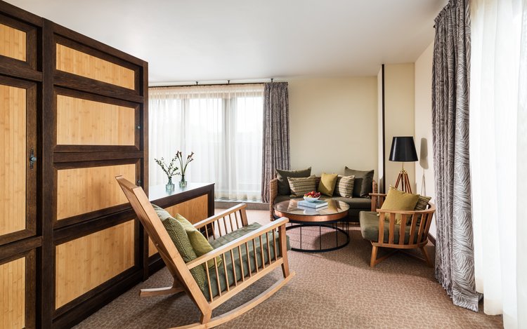 Wohnbereich im Park-Hotel Hagenbeck – Safari-Flair mit Blick ins Grüne