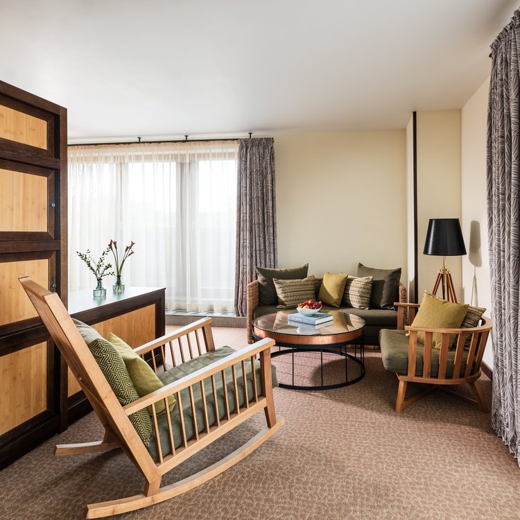 Wohnbereich im Park-Hotel Hagenbeck – Safari-Flair mit Blick ins Grüne