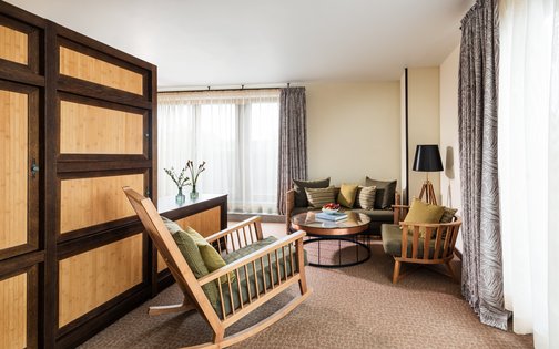 Wohnbereich im Park-Hotel Hagenbeck – Safari-Flair mit Blick ins Grüne