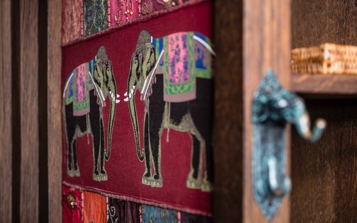 Indisches Designdetail im Park-Hotel Hagenbeck – Kunstvolle Elefantenmotive mit farbenfrohem Flair