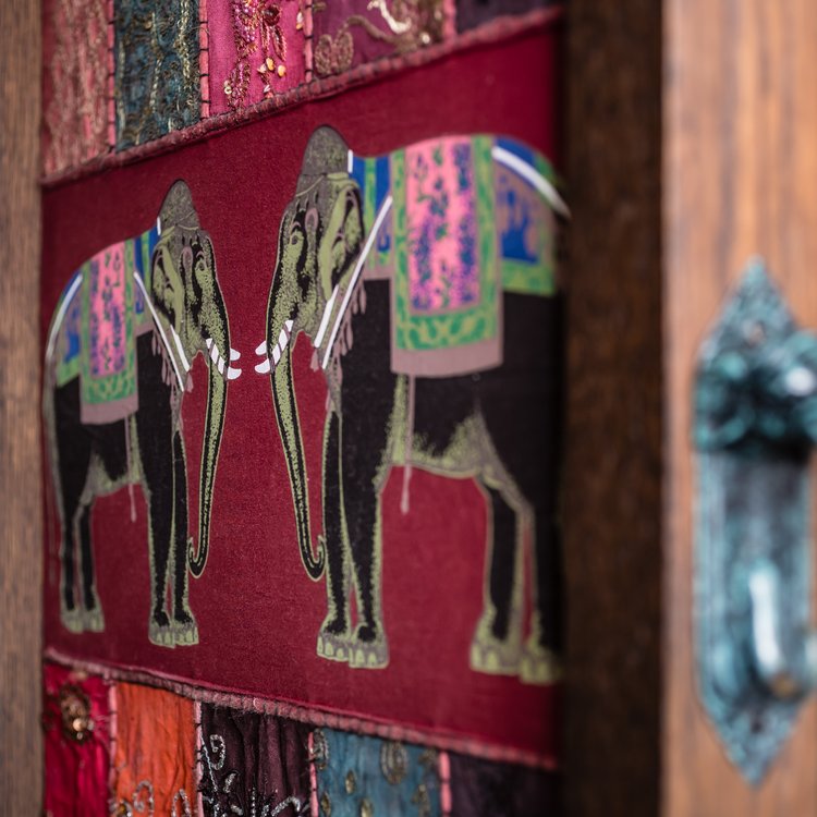Indisches Designdetail im Park-Hotel Hagenbeck – Kunstvolle Elefantenmotive mit farbenfrohem Flair