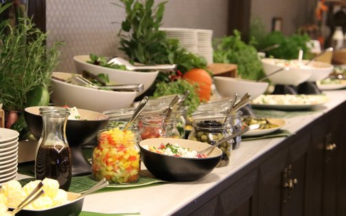 Buffet mit frischen Salaten, Kräutern, eingelegtem Gemüse und verschiedenen Dressings im Park-Hotel Hagenbeck in Hamburg.