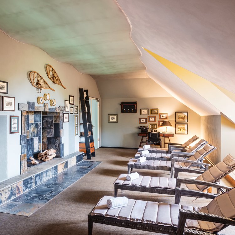 Ruheraum mit gemütlichen Liegen und Naturmotiven im Park-Hotel Hagenbeck, Hamburg