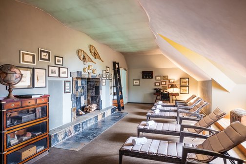 Ruheraum mit gemütlichen Liegen und Naturmotiven im Park-Hotel Hagenbeck, Hamburg