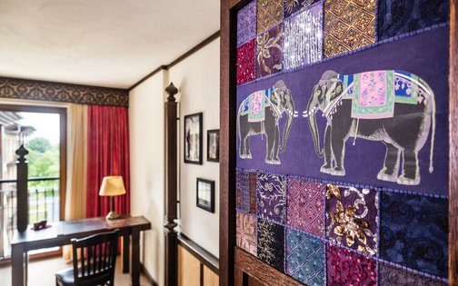 Kulturelle Details im Park-Hotel Hagenbeck – Farbenfrohe Elefantenkunst trifft stilvolles Interieur