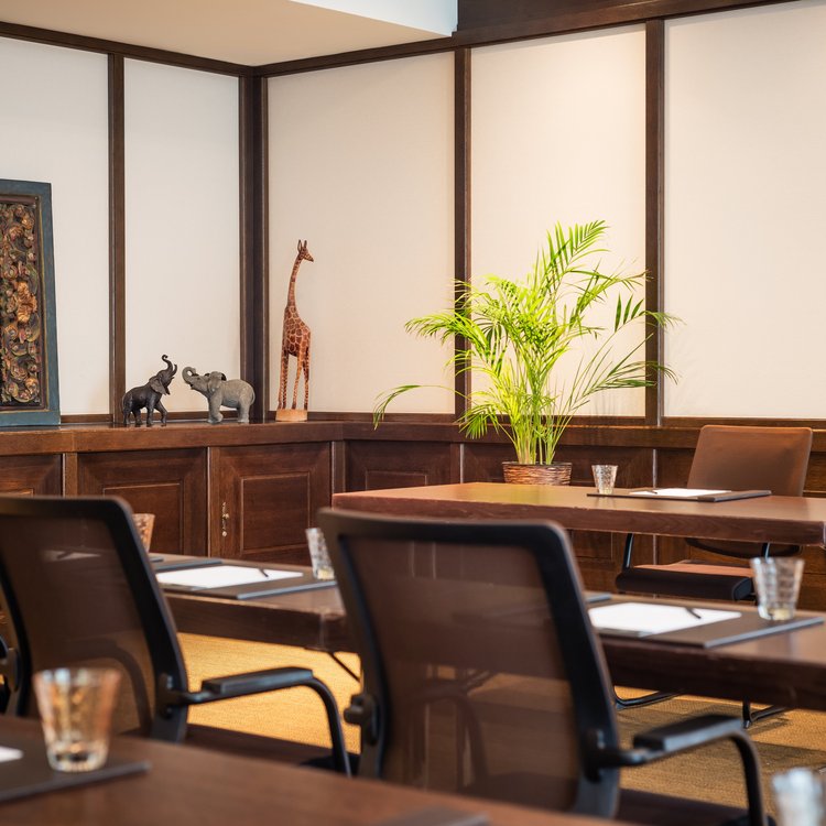 Eleganter Konferenzraum mit asiatischen Designelementen im Park-Hotel Hagenbeck