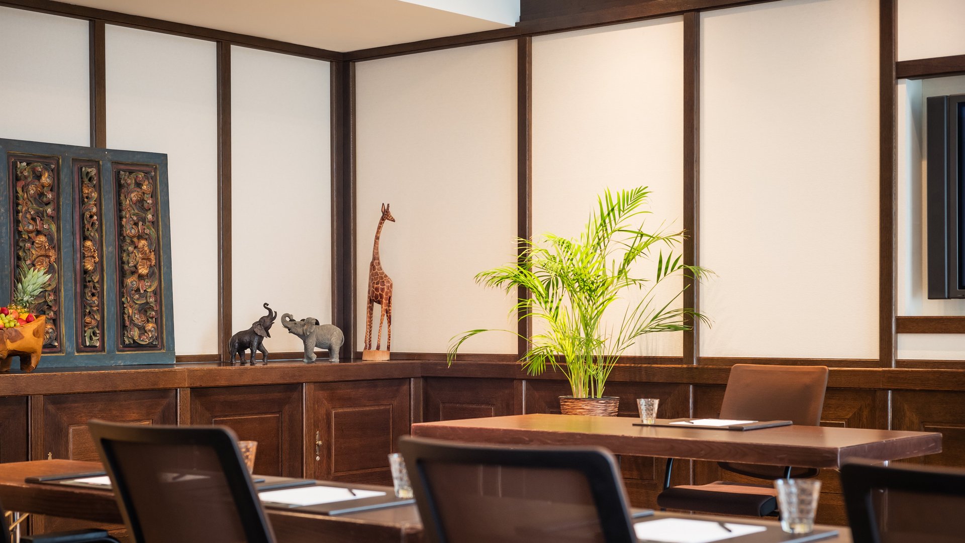 Eleganter Konferenzraum mit asiatischen Designelementen im Park-Hotel Hagenbeck