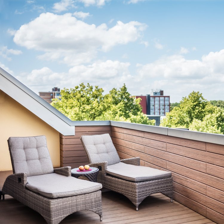 Großer Balkon mit Relax-Liegen