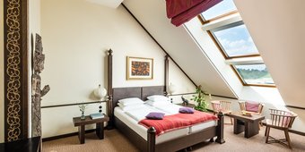 Dachgeschosszimmer im Park-Hotel Hagenbeck – Lichtdurchflutetes Afrika-Flair mit Weitblick