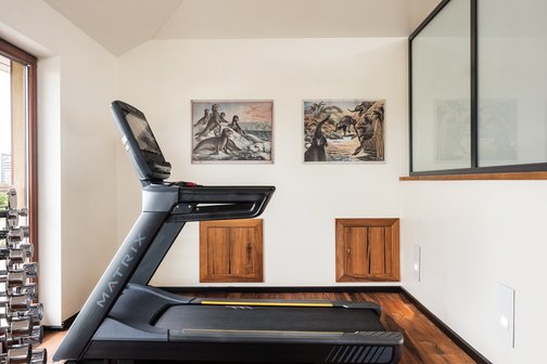 Laufband im Fitnessraum des Park-Hotel Hagenbeck mit Ausblick