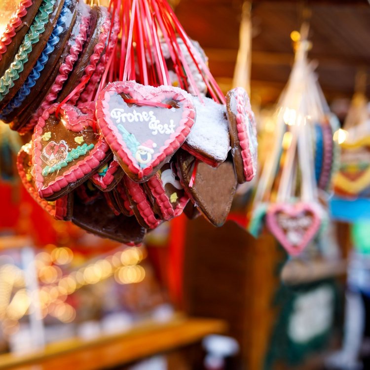 Lebkuchenherzen auf dem Weihnachtsmarkt in Hamburg, traditionell verziert und bunt beleuchtet
