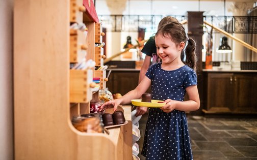 Kinderspielbereich im Park-Hotel Hagenbeck mit liebevoll gestalteter Markt-Spielstation