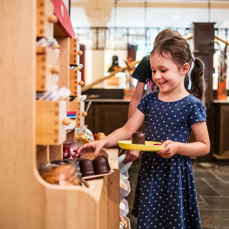 Kinderspielbereich im Park-Hotel Hagenbeck mit liebevoll gestalteter Markt-Spielstation