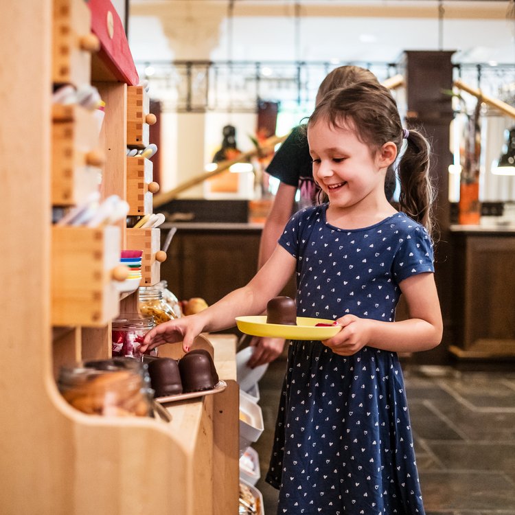 Kinderspielbereich im Park-Hotel Hagenbeck mit liebevoll gestalteter Markt-Spielstation