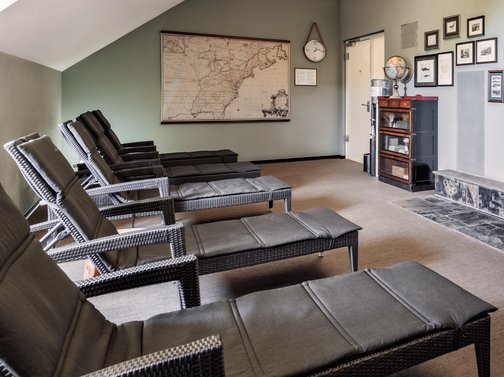 Ruheraum im Park-Hotel Hagenbeck mit Liegen und Kamin