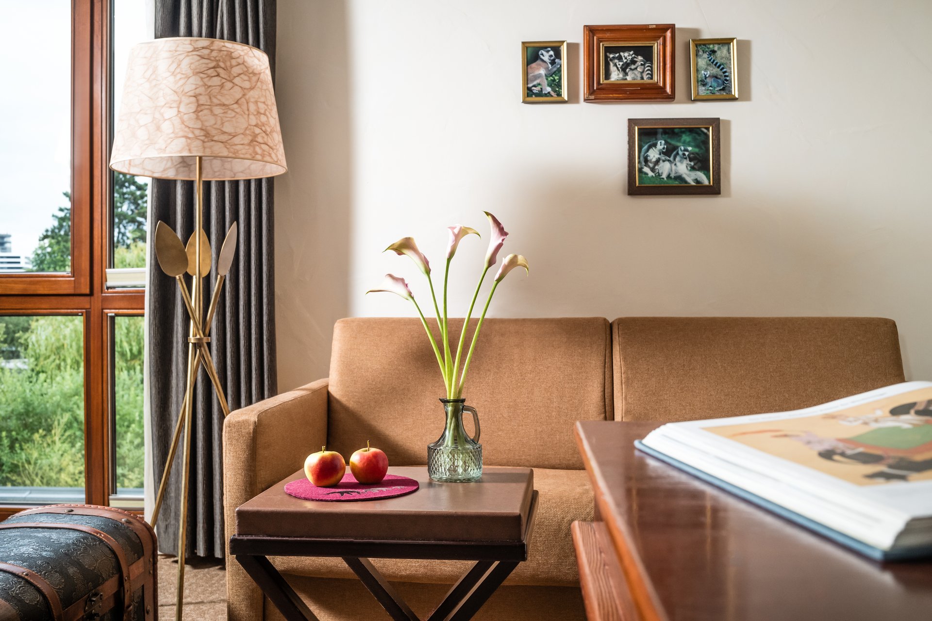 Wohnlicher Sitzbereich im Park-Hotel Hagenbeck – Entspannung in stilvollem Ambiente