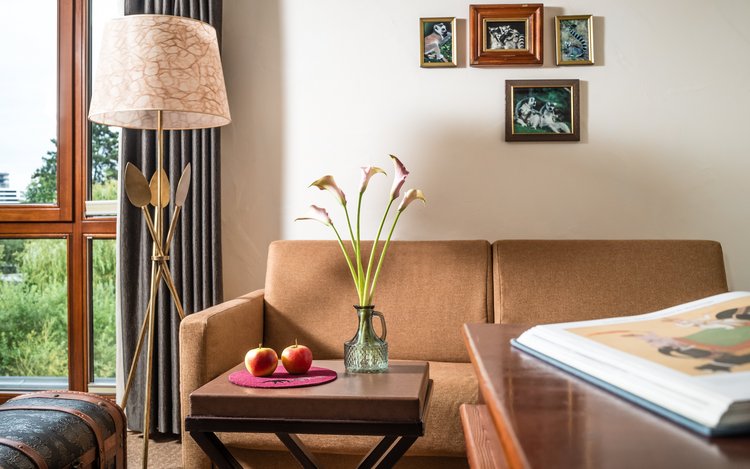 Wohnlicher Sitzbereich im Park-Hotel Hagenbeck – Entspannung in stilvollem Ambiente