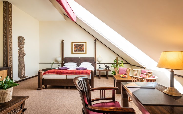 Afrika-Themenzimmer im Dachgeschoss des Park-Hotel Hagenbeck – Lichtdurchflutet, stilvoll und einzigartig