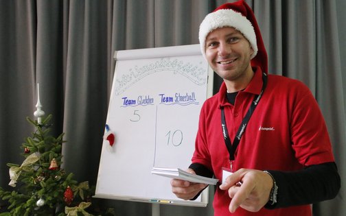 Business trifft Weihnachten am Flipchart