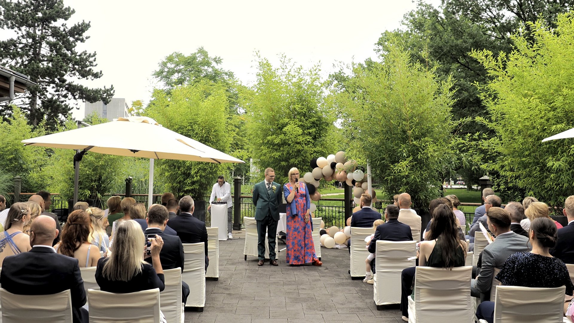 Die Hochzeit im Freien mit vielen Gästen