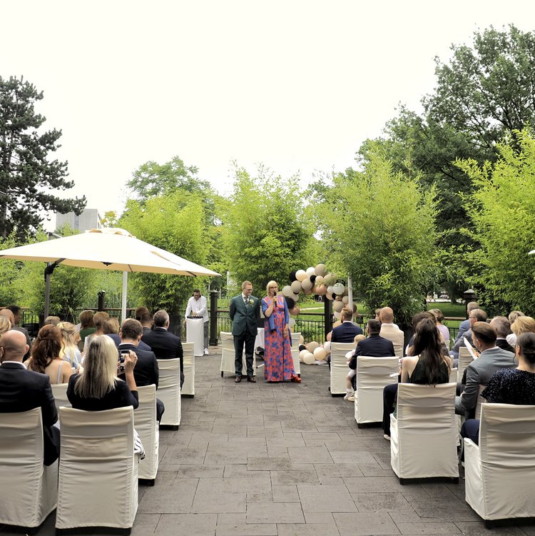 Die Hochzeit im Freien mit vielen Gästen