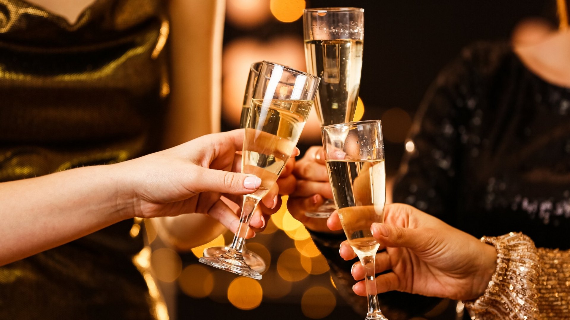 Anstoßen mit Sektgläsern