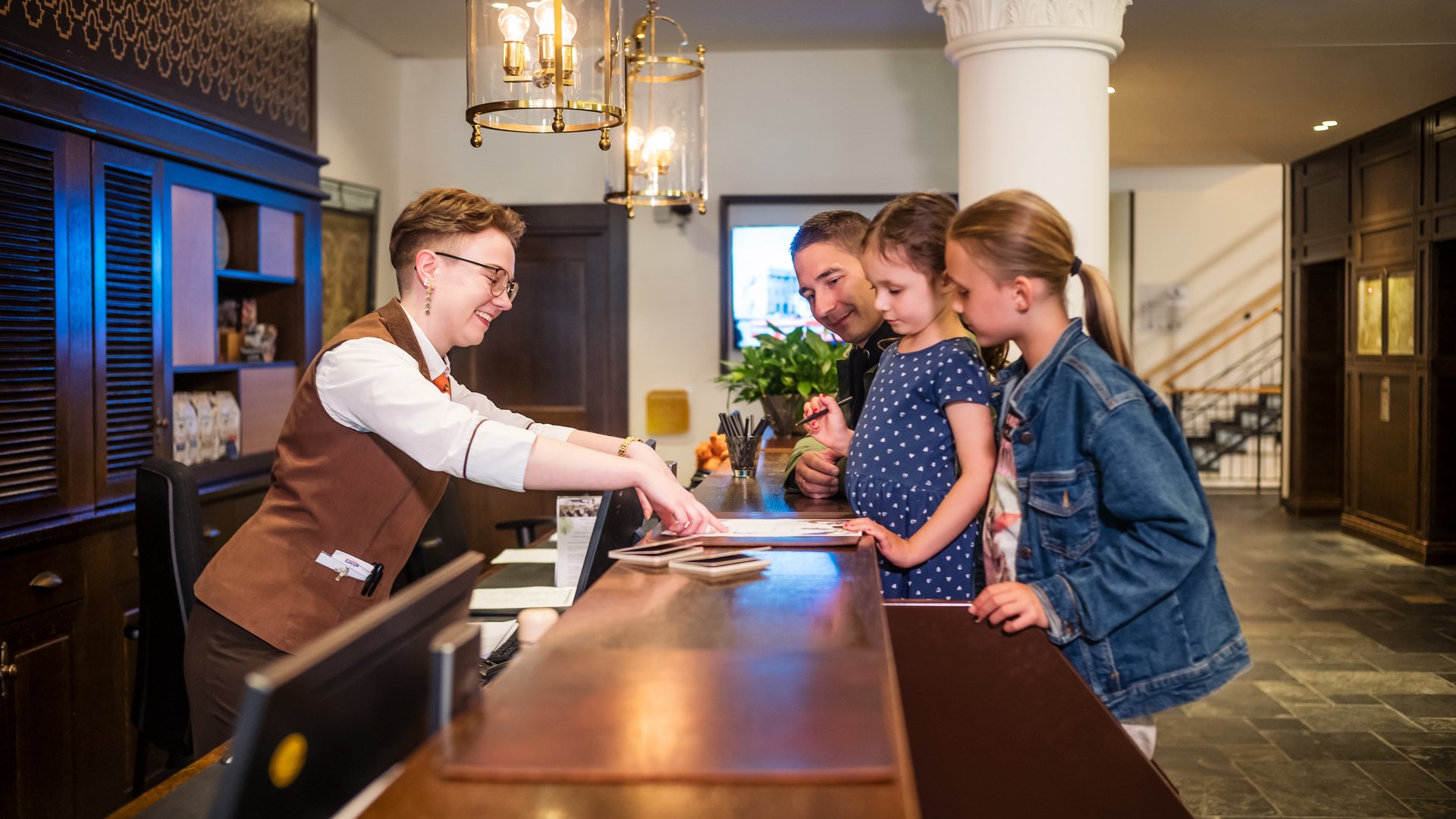 Herzlicher Empfang an der Rezeption im Park-Hotel Hagenbeck