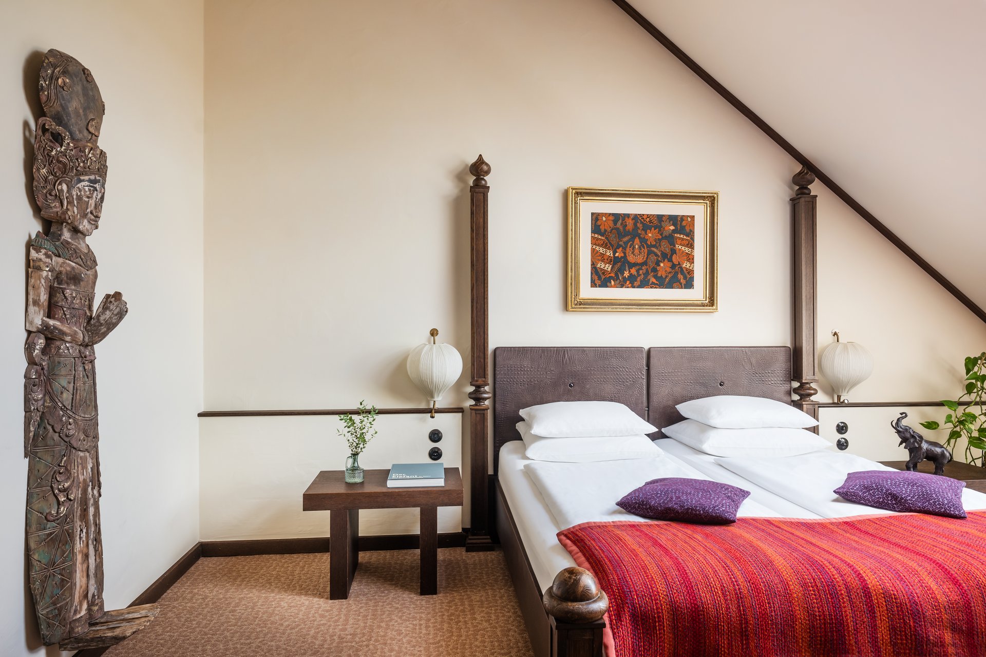 Afrika-Themenzimmer im Dachgeschoss des Park-Hotel Hagenbeck – Ruhe, Stil und kulturelle Akzente