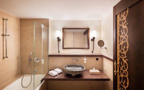 Exklusives Badezimmer im Park-Hotel Hagenbeck – Stilvolles Design trifft Funktionalität