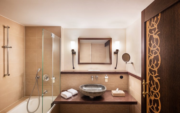 Exklusives Badezimmer im Park-Hotel Hagenbeck – Stilvolles Design trifft Funktionalität