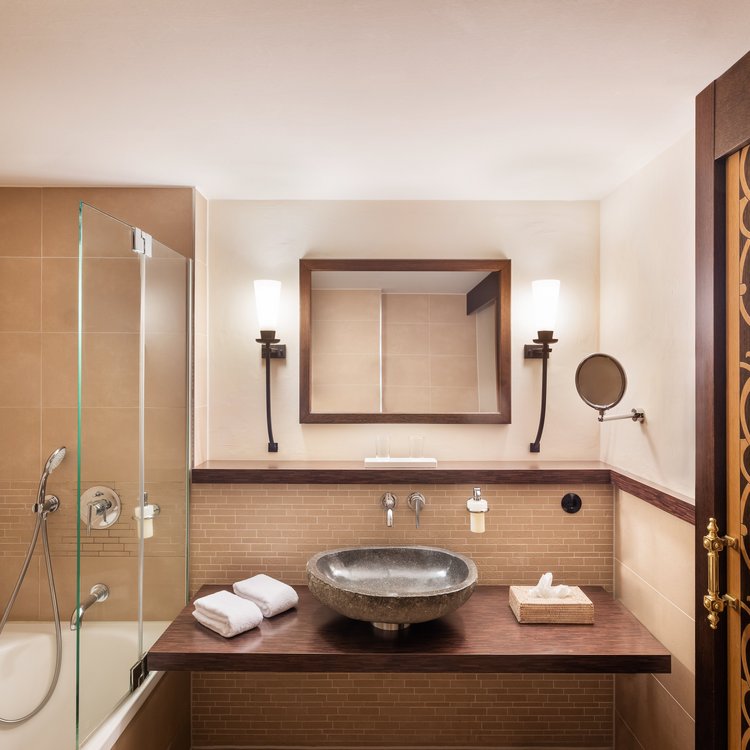 Exklusives Badezimmer im Park-Hotel Hagenbeck – Stilvolles Design trifft Funktionalität