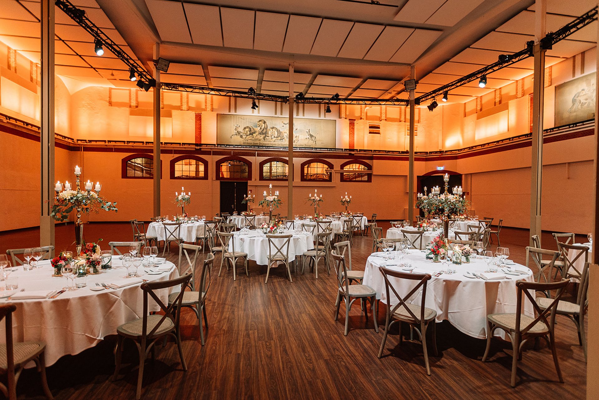 Festlich gedeckter Veranstaltungssaal im Tierpark Hagenbeck Hamburg