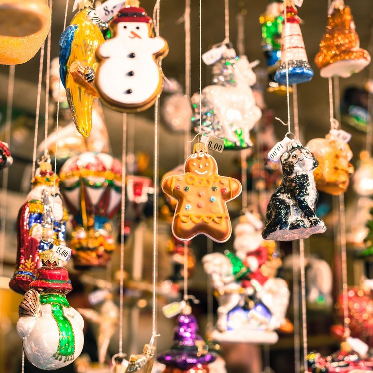 Weihnachtliche Anhänger und Figuren auf dem Hamburger Weihnachtsmarkt – bunte Weihnachtsdeko zum Aufhängen