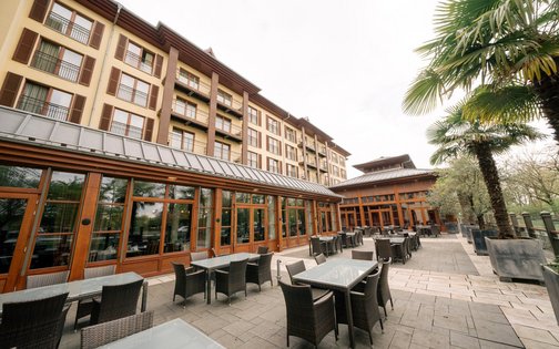 Rückseite des Parkhotel Hagenbeck mit Restaurant-Terrasse
