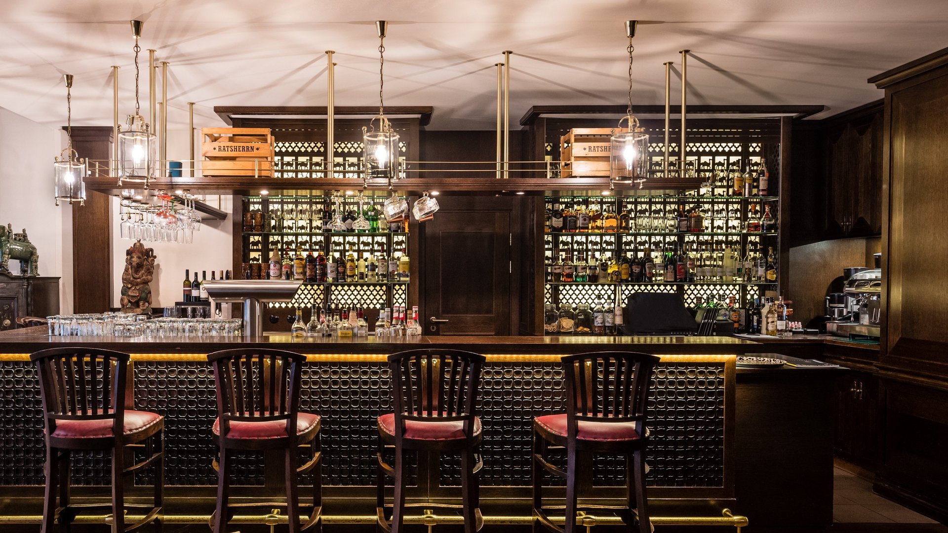 Stimmungsvolle Hotelbar im Park-Hotel Hagenbeck mit eleganter Beleuchtung und gemütlicher Atmosphäre