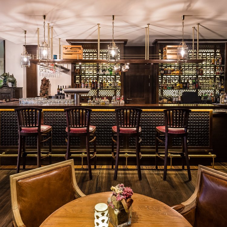 Stimmungsvolle Hotelbar im Park-Hotel Hagenbeck mit eleganter Beleuchtung und gemütlicher Atmosphäre