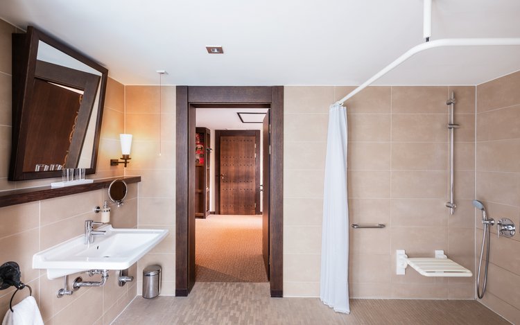 Barrierefreies Badezimmer im Park-Hotel Hagenbeck – Komfort für alle Gäste