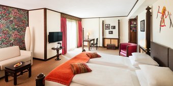 Großzügiges Themenzimmer im Park-Hotel Hagenbeck – Kultur trifft Komfort auf höchstem Niveau