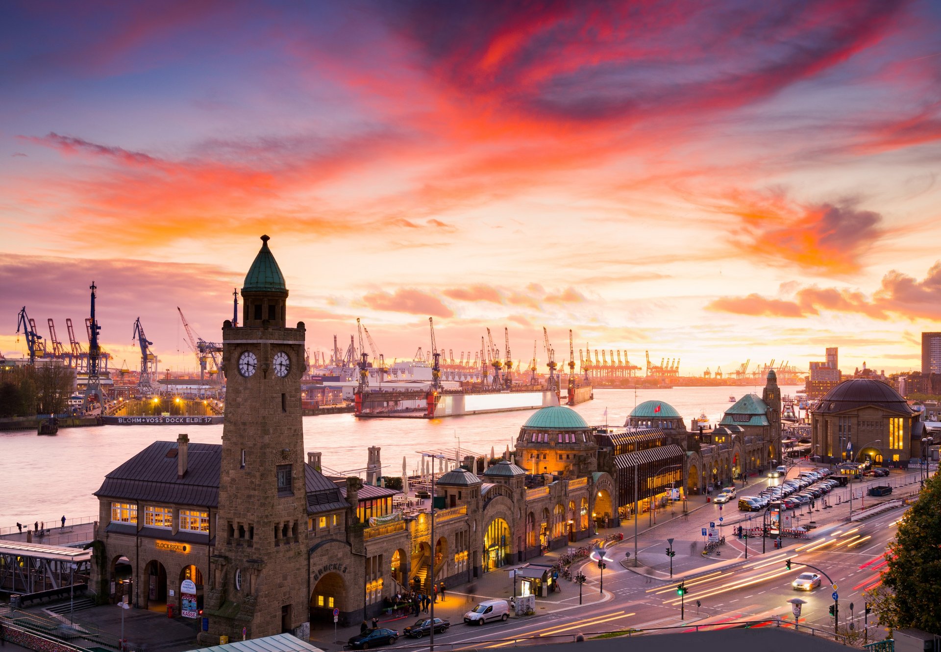Blick über Landungsbrücken und Hafen Hamburg im Sonnenuntergang